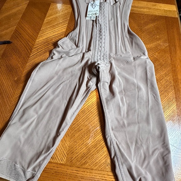 Melibelt 3031 Colombian Hourglass
Girdle with 7 Long Rods - Picture 3 of 9